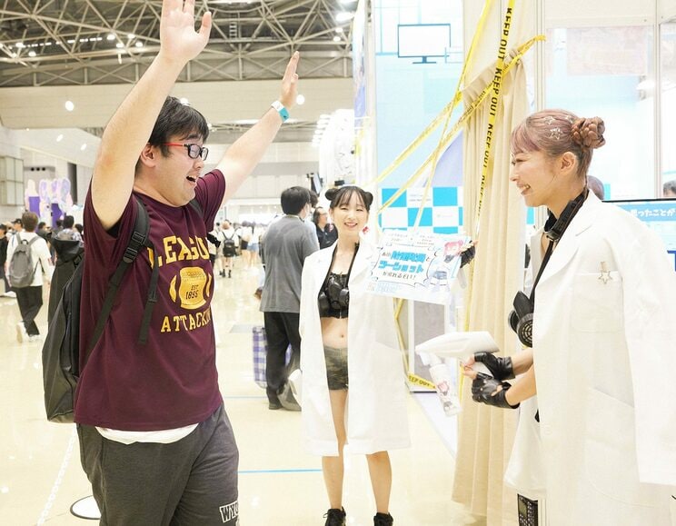 臭いで倒れた参加者も…運営も頭を悩ますコミケの激臭問題にアプローチ、消臭スプレーを噴きかけまくる「消臭防衛隊」に密着_2