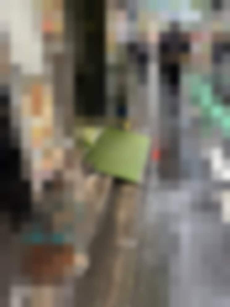 電気街の他の店舗の前にあるスロープ。雨のなか水たまりはこの日は確認できなかった（写真／集英社オンライン編集部）