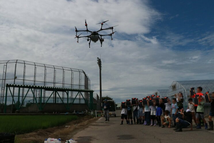 ドローンやタブレット端末を利用した「スマート農業」学習に取り組む新潟市内の小学校（提供：JA新潟かがやき）