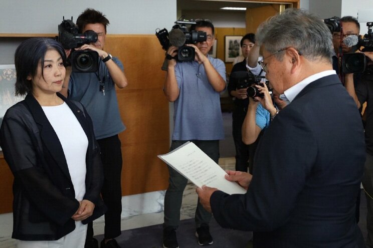 8月6日、議長から卒業証書の再提出と再出頭を求める資料を渡される田久保市長（撮影／集英社オンライン）