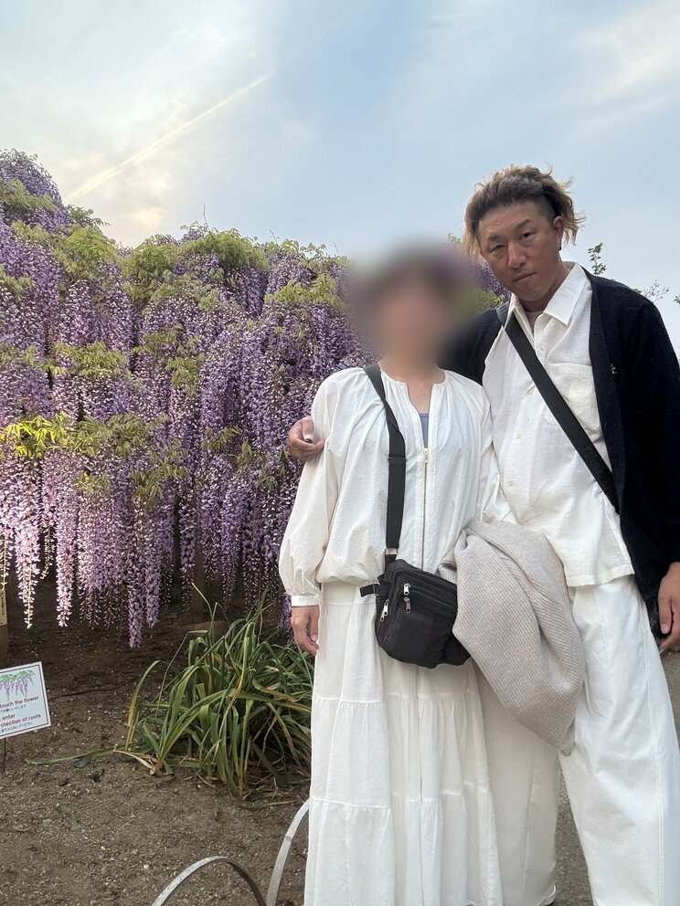 ４番目の妻と肩を寄せるタカタカさん