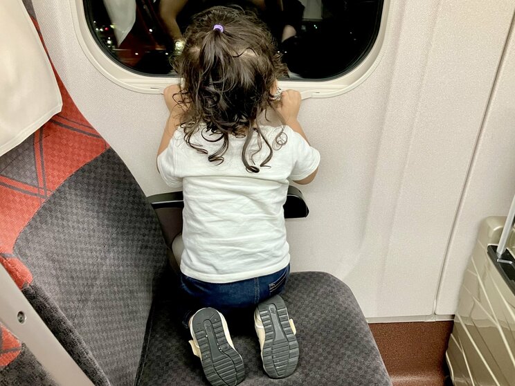 「しつけのできていない子」電車内で子どもの靴が服に何度も当たり…マナーをめぐり賛否「親が注意すべき」「言い方がきつすぎる」_7