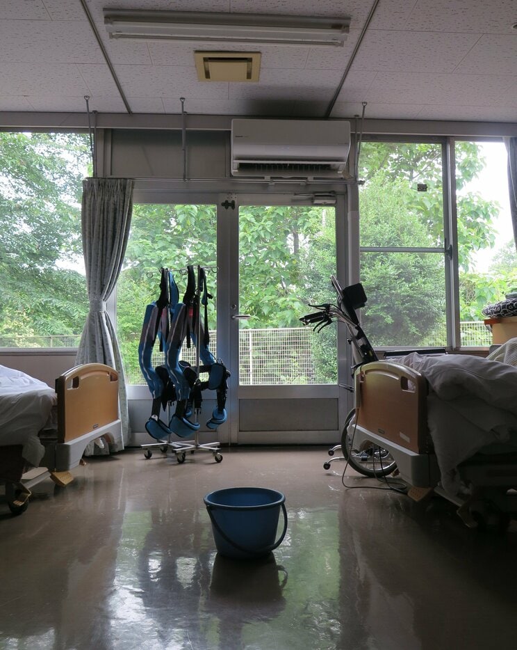 天井の一角からは雨水がポタポタと…