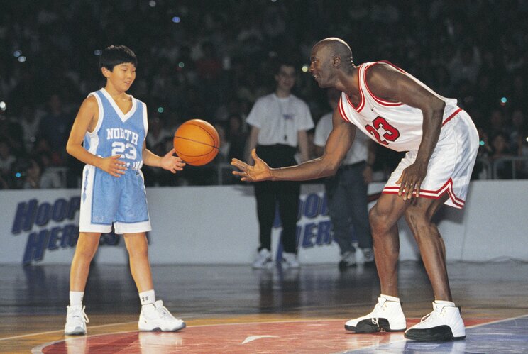 マイケル・ジョーダンと1 on 1する小学生の松井啓十郎（写真　青木紘二／アフロスポーツ）