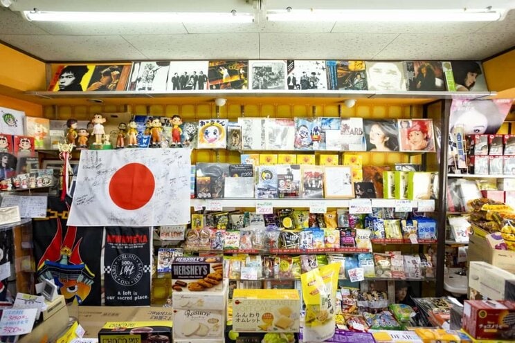 昼は街のお菓子屋さん、夜はパンクでロックな優しいピエロ。これがニューロティカ・あっちゃんの“普通の生活”_3