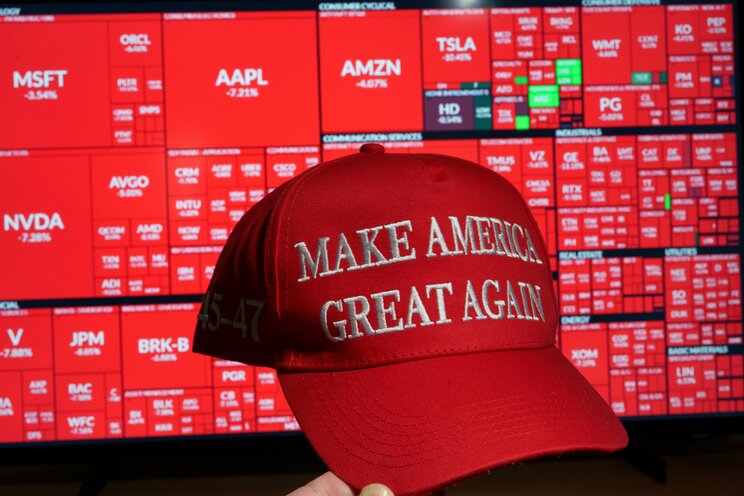 トランプ大統領の支持率低下の大部分は、驚くべきことに共和党内部、具体的には、非MAGA共和党員と見なされる穏健な層からの支持離れが、全体の数字を大きく押し下げている要因となっている