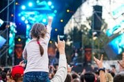 〈子どもと一緒に行ける2024おすすめ音楽フェス3選〉子どもは大音量で大丈夫? 必携アイテムは? 子連れフェスで事前チェックすべき4つのポイント!