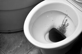 〈実話・ブラック社畜の生活〉便器いっぱいに飛び散る鮮血、それをバレないように掃除する日々…上司の恫喝、同僚の裏切り「それでも自分の無能さに嫌気がさすばかり」