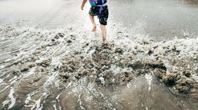 顔のドアップ、目線を合わせて低い姿勢で撮影でいいの？　写真家が教える子どもの写真を撮るときに気をつけたい意外なこと「子どもにカメラを渡してみて」