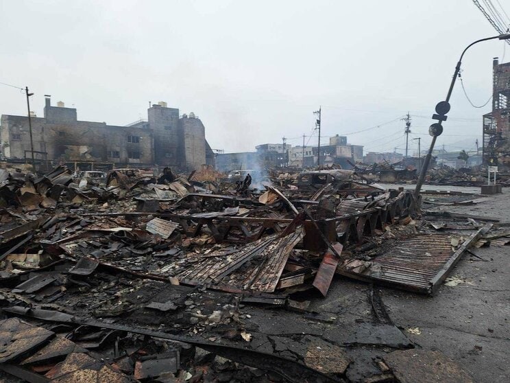 「離れろっ！」余震のなか響く消防隊員の叫び…焼け野原となった町、倒壊した建物、塞がれた道…能登半島地震の爪痕〈迫る“発生から72時間”と決死の救助活動〉_18