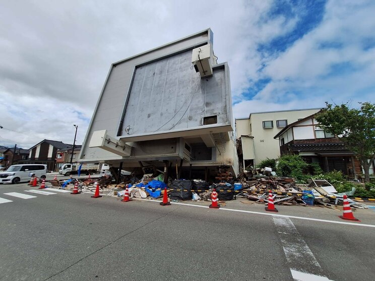 〈能登地震から7ヶ月〉「痛い」「助けて」「水飲みたい」隣接するビルが倒壊して妻子を失った父親の脳裏に今も浮かぶ光景…「なんで倒れたんだよ、倒れないように打たれたはずの杭が折れるって…」_23