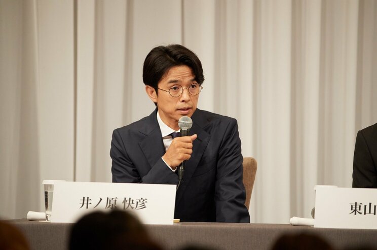 〈ジャニーズ事務所歴史的“異例”会見〉ファンへの謝罪でジュリー氏が手を震わせ、落涙。「母・メリーはジャニーのことを守りすぎた」東山新社長も「守るべきは子どもだったが、物申す勇気がなかった」_13