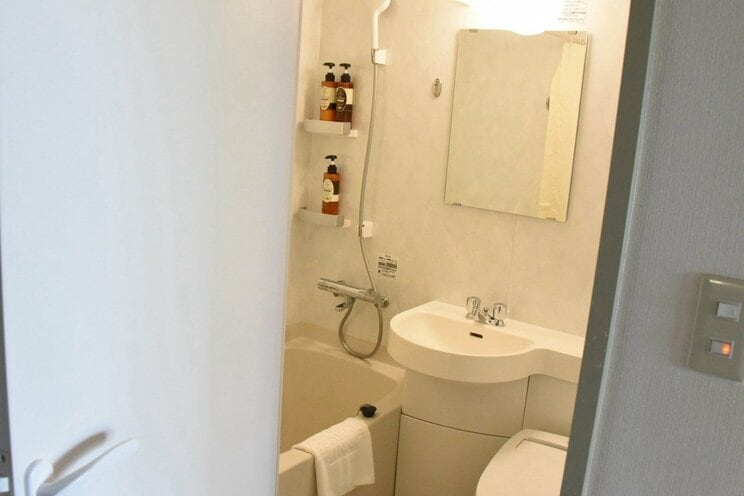 バス・トイレにはマツケンはいなかった。落ち着けるスペースをつくるための配慮なのか、予算不足なのかはわからない