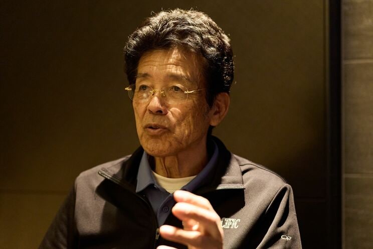 インタビューに応じる江本孟紀氏