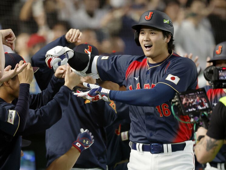 日本代表の恒例となった「お茶ポーズ」をする大谷翔平　（写真／共同通信社）