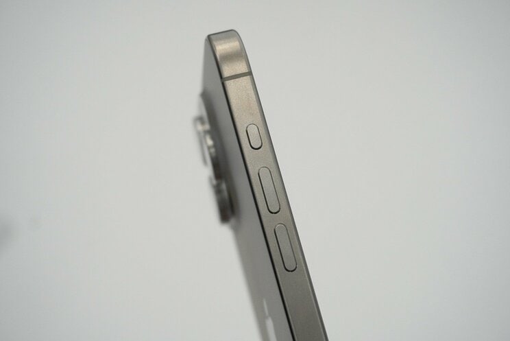 新iPhone 15シリーズ発表。実機に触れた印象は？ 上位モデルはチタニウム採用で軽く、強靭なボディに。待望のUSB-C対応には注意点も_02