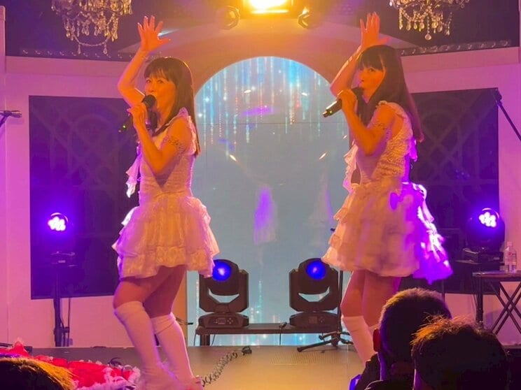 ピンク・レディーの『UFO』など往年の昭和アイドル曲カバーを披露するふたり（写真／集英社オンライン）