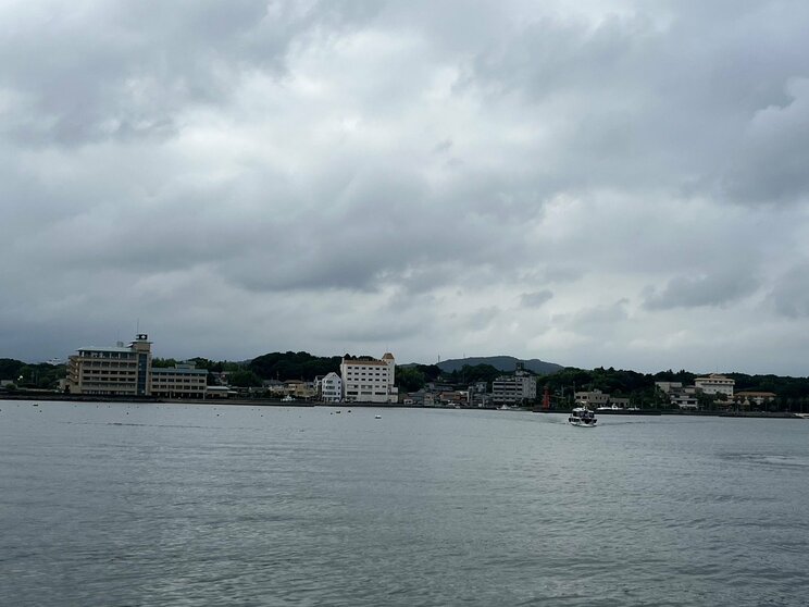 対岸から望む渡鹿野島