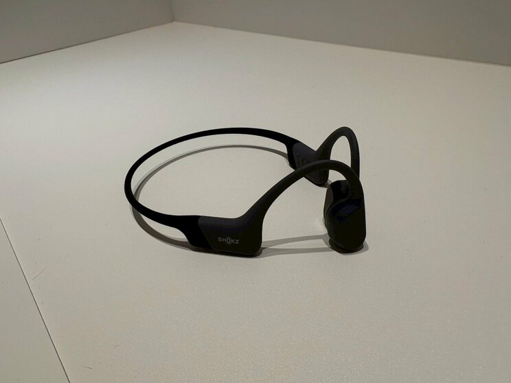 骨伝導イヤホン（撮影／集英社オンライン）