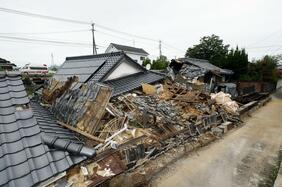 〈熊本地震2週間〉「クルマのエンジンを切るのは自殺行為」40度超の酷暑、断水…被災者を追い詰める“地震後の災害”