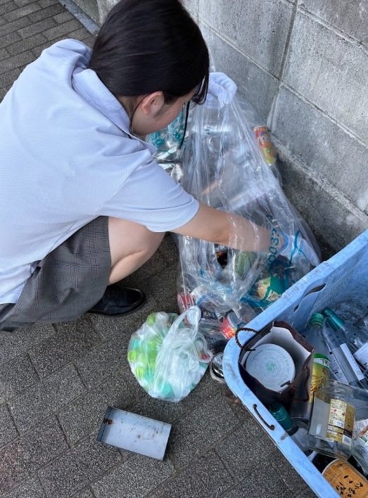 夏季休暇中の毎週火曜日には資源ごみの見守り当番にも率先して参加（写真／本人提供）