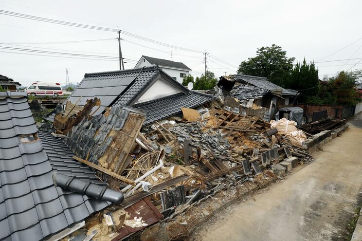 地震で損壊した家屋　写真／共同通信社