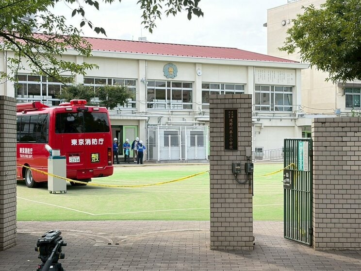 〈北区・小学校火災〉「助けて…」救急搬送された男児が語る火災の恐怖「先生が窓を開けて、しゃがむようにって…」防災頭巾をかぶり校庭では泣き声も「訓練してたから避難はできた」_14