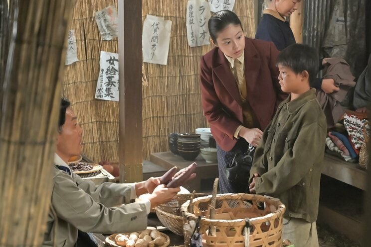闇市を一人で取材するのぶ