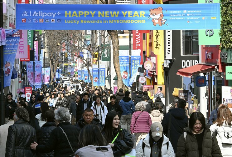 中国人客でにぎわう韓国・ソウルの明洞。横断幕には中国人観光客らを歓迎するメッセージが綴られているが…（写真／共同通信社）