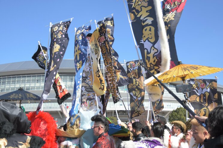 〈画像多数〉「カッコよく撮ってくださいよー！」 今年もド派手な衣装で盛り上がりを見せた北九州・二十歳の記念式典密着ルポ_38