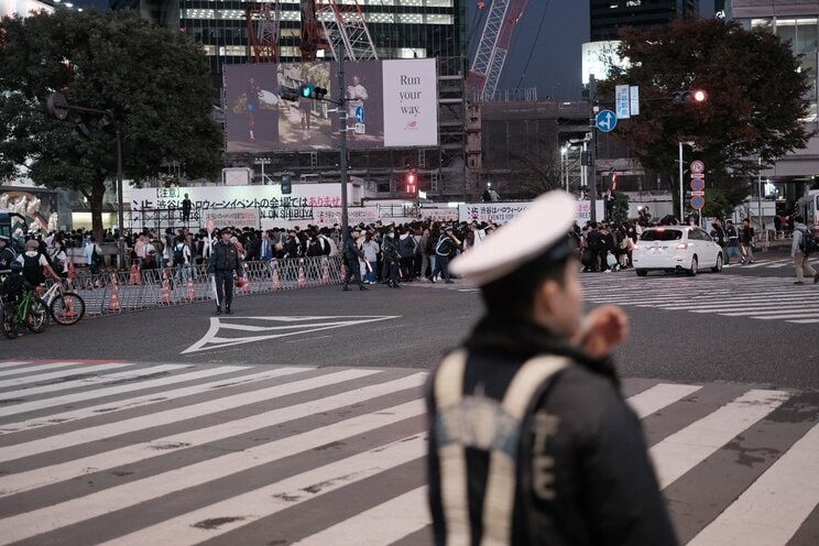 〈2023ハロウィーン〉渋谷の街から仮装・バカ騒ぎする若者が消えた！「（コスプレ）ダメだよダメ、ダメ～」警察官に注意された黒ひげ危機一髪男は段ボールを自ら破壊。ハチ公出口も喫煙所も閉鎖…渋谷区が本気だしてきた！_33