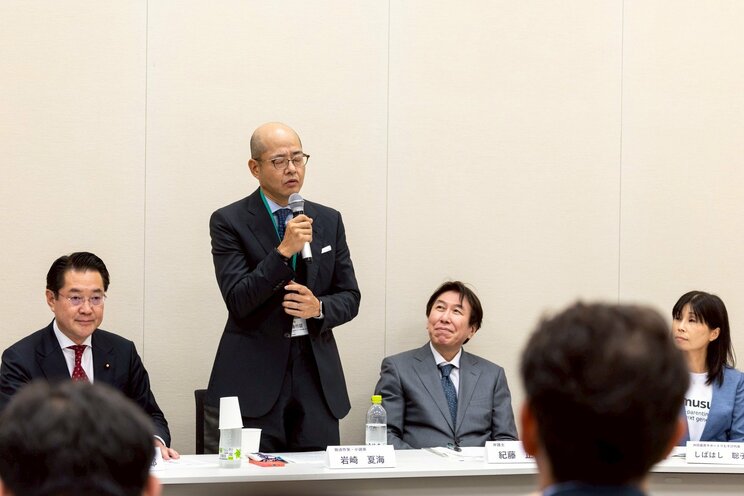 シンポジウムで被害を訴える岩崎氏