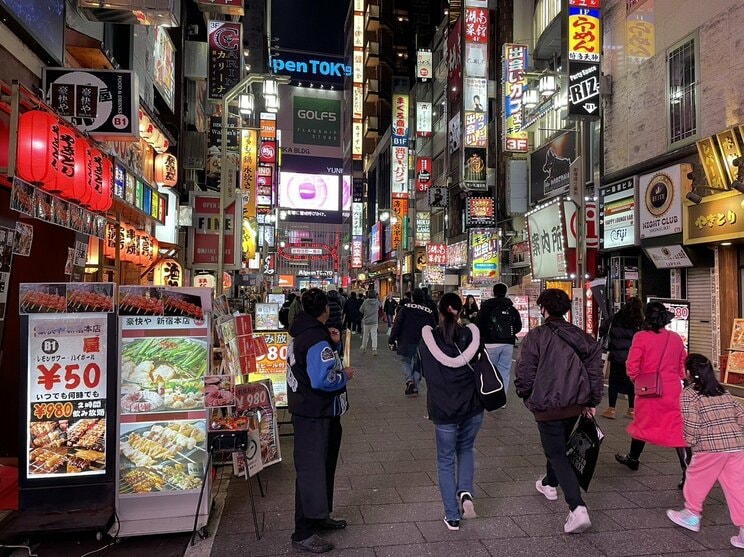 多くの居酒屋が並ぶ歌舞伎町（撮影／集英社オンライン）