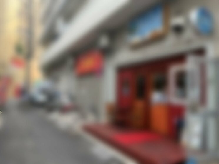 強盗未遂事件があった酒店が入るビル（撮影／集英社オンライン）