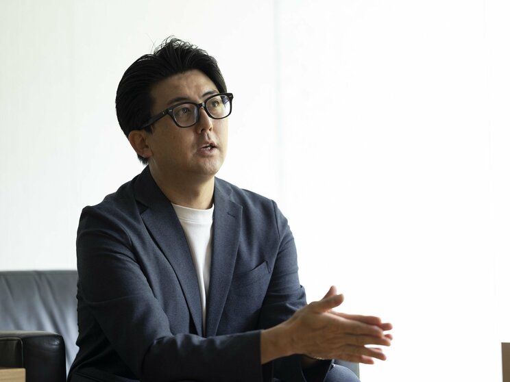 安倍元首相のものまね芸人・ビスケッティ佐竹さん。安倍さんの死後、芸を披露するうえで求められる配慮について語る(撮影／石垣星児、以下同)