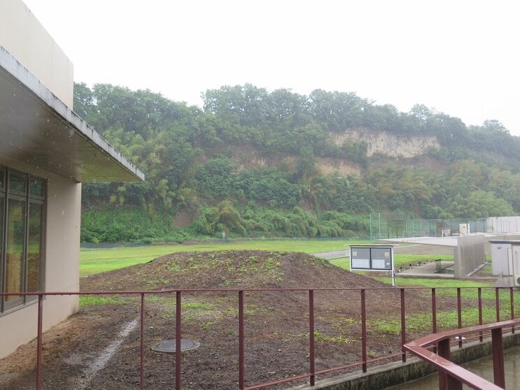 写真右側に広がるのがクレー射撃場。左端に見える建物が「クレーの銃弾が当たるかもしれないライフル棟」だ