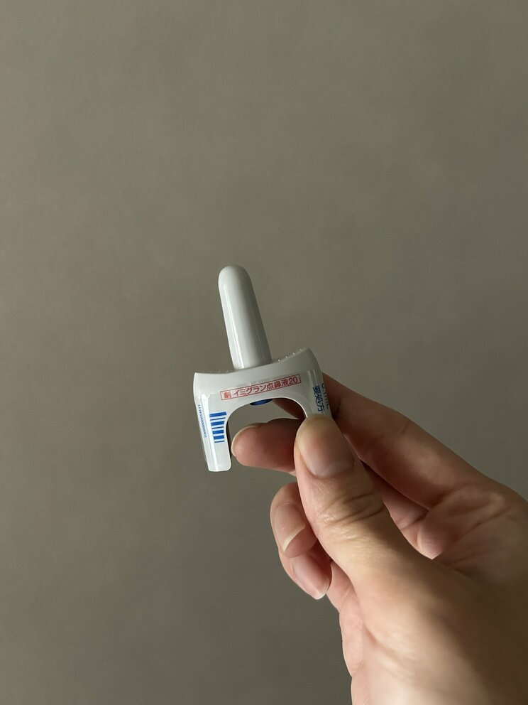 患者が使用する頭痛を抑える点鼻薬（撮影／集英社オンライン）※編集部注・イミグラン点鼻薬は群発頭痛には保険適用外のケースも。注射薬は保険適用