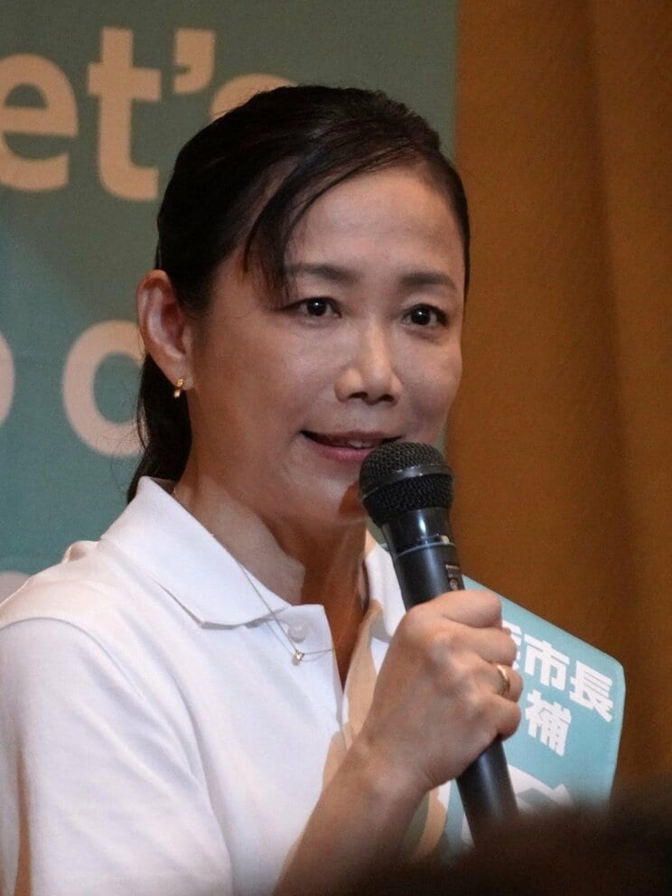 10月４日の告示日に出陣式であいさつする原澤敦美氏　撮影／集英社オンライン
