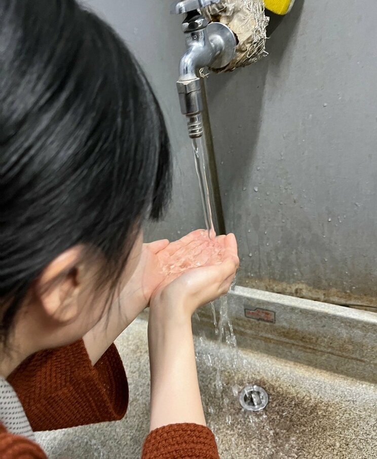 昭和・平成の女の子たちはこのように水を飲んだという(撮影／集英社オンライン)