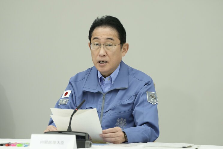 1月5日、記者会見する岸田首相、同日3件の新年会に出席したとされている