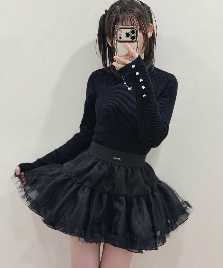 全身黒コーデの自撮りを投稿したえなこさん（写真／本人Instagramストーリーズより）