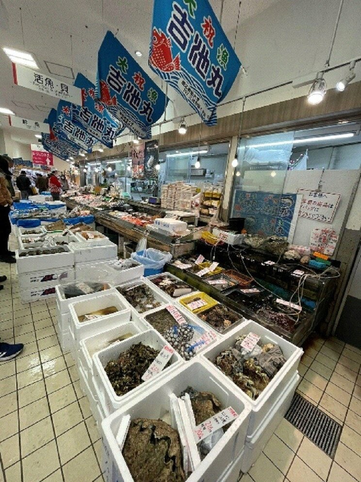 「吉池」1階の鮮魚売り場