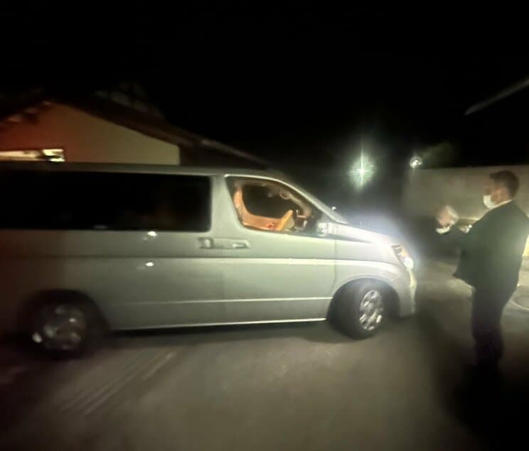 家宅捜査の後に千明被告の家を出る捜査員（撮影/集英社オンライン）