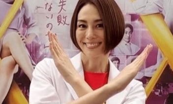 〈麻薬取締法違反で書類送検報道〉「男運ないですね」モラハラ元夫、逮捕された元カレ報道、米倉涼子(50)の“オトコでの失敗”遍歴…アルゼンチン国籍の“パートナー”は海外から戻らず