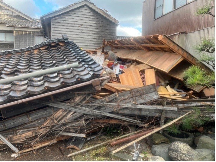 地震で潰れてしまった家屋（撮影／集英社オンライン）