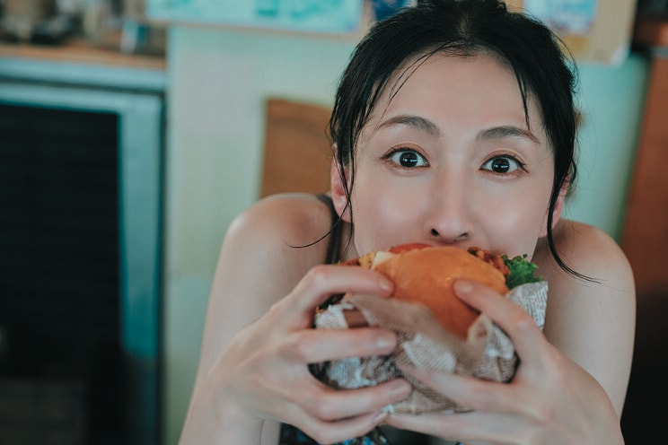 雛形あきこ写真集『三原色』より　ハンバーガーを頬張る雛形さん　撮影／三瓶康友