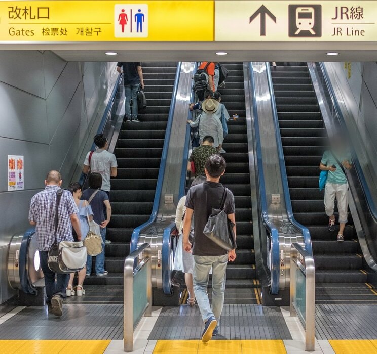 片側空け文化が残る東京（写真/Shutterstock）