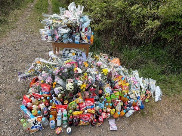 供えられた花や飲み物（撮影／集英社オンライン）