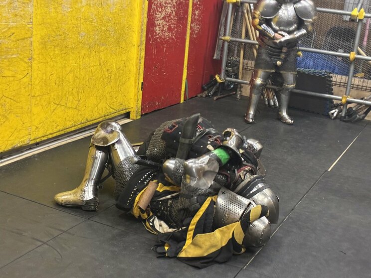  30kgの鎧を着て、剣で殴り合う“過激すぎるスポーツ”の正体「死んでいない間は戦い続ける」_17