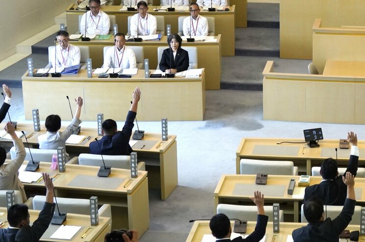 9月１日、伊東市議会本会議で告発議案が可決されるのを見る田久保眞紀市長（撮影／集英社オンライン）